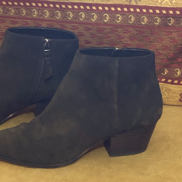 Brown Suede Banana Republic Ankle Booties. Woman’s Size 9 - Picture 8 of 14